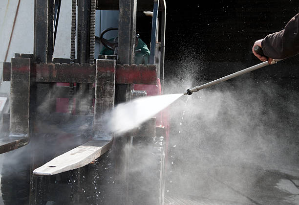 Vapor blasting and cleaning plant machinery